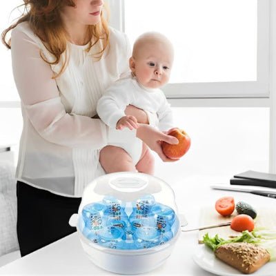 Maman cuisinant en attendant le sterilisateur