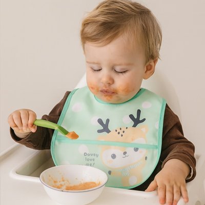 L'utilité du bavoir : avantages et conséquences pour votre bébé