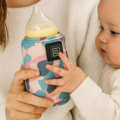 Bebe qui tient son lait