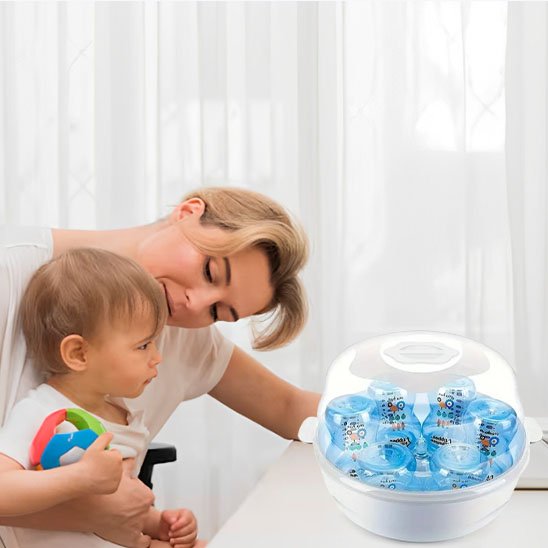 Maman et bébé tout joyeux en attendant le biberon