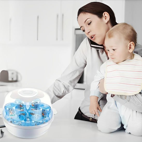 Maman parle au telephone en attendant le biberon 