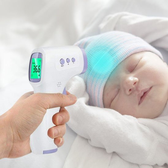 Thermometre frontale avec bebe qui dort