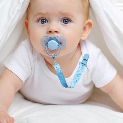 bebe souriant avec sa tetinee