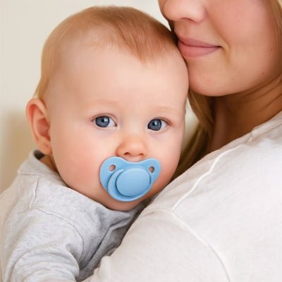 une maman qui tient son bebe avec la tetine